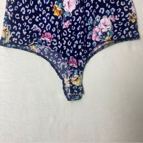 White Birch Blue/Floral Design Body Suit Size Medium - Picture 7 of 10